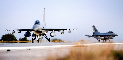 Norske F-16 tar av fra Kreta for å delta i bombetokter over Libya i 2011. Foto: Lars Magne Hovtun / Forsvarets Forum