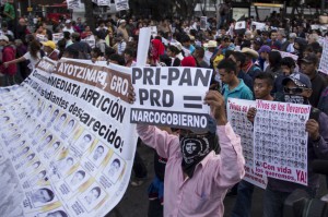 Demonstrasjon i Ayotzinapa. De forsvunne kreves returnert i livet og beskyldninger hagler mot "narkoregjeringen".