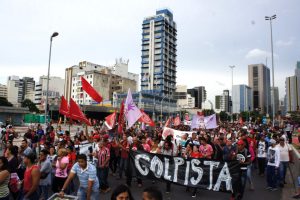 Foto: Ingrid Fadnes Kuppmaker står det å lese på plakaten i en av mange demonstrasjoner mot Temers regjering i São Paulo.