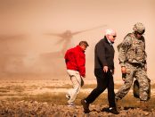 John McCain og Lindsey Graham på tur i Afghanistan i 2010 Foto: Mark Fayloga