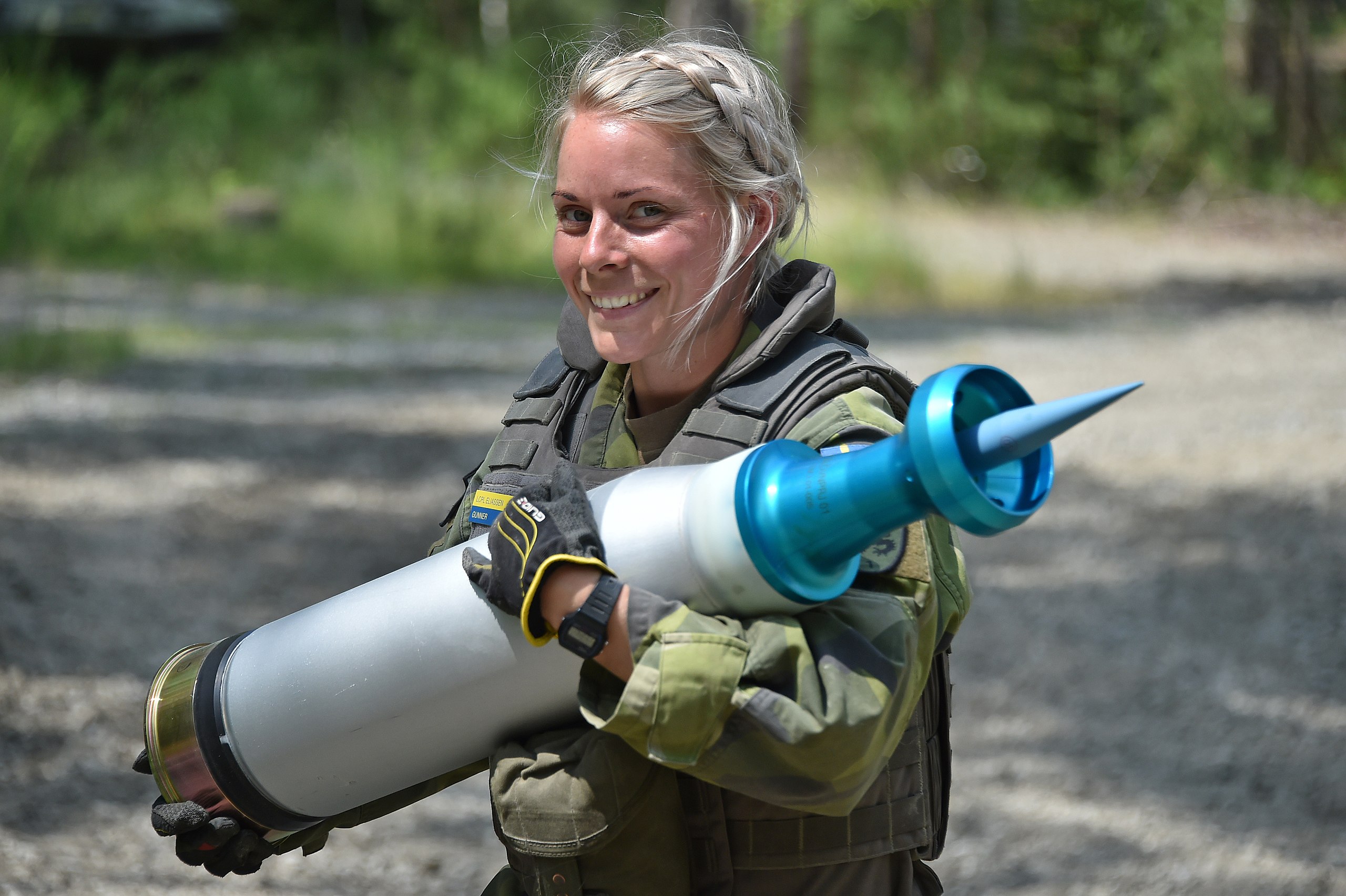 En glad svensk soldat med ammunisjon. (U.S. Army photo by Gertrud Zach)